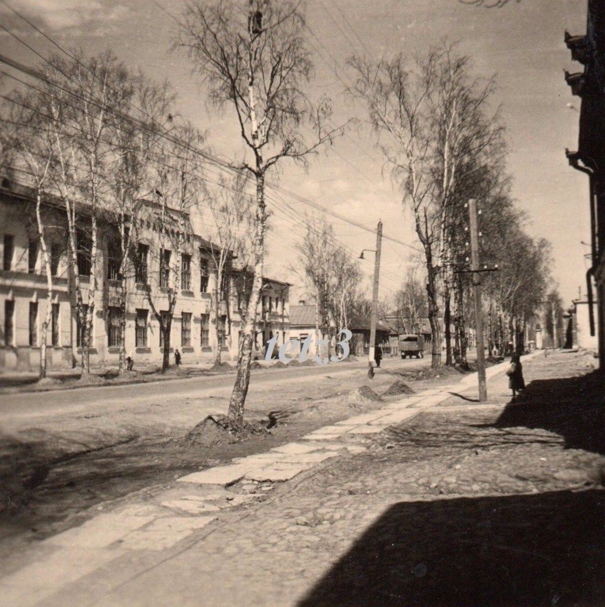 Мостовая на проспекте 25 Октября в районе фабрики «Граммофон. Осень 1941