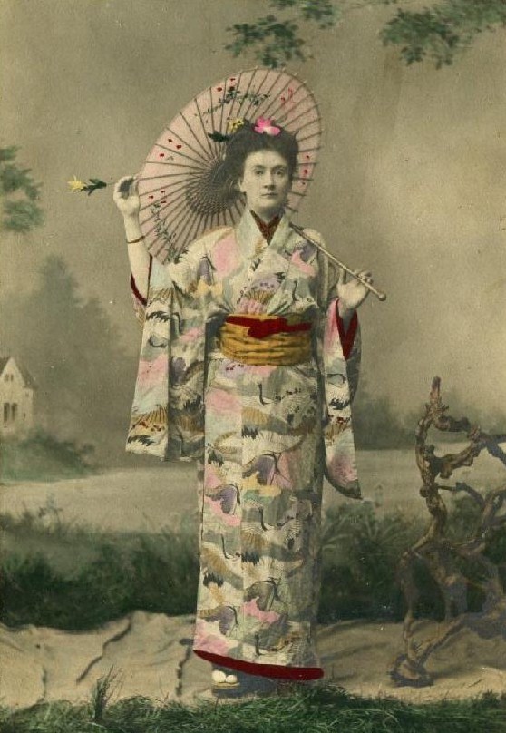 Л.П. Ливен в костюме гейши