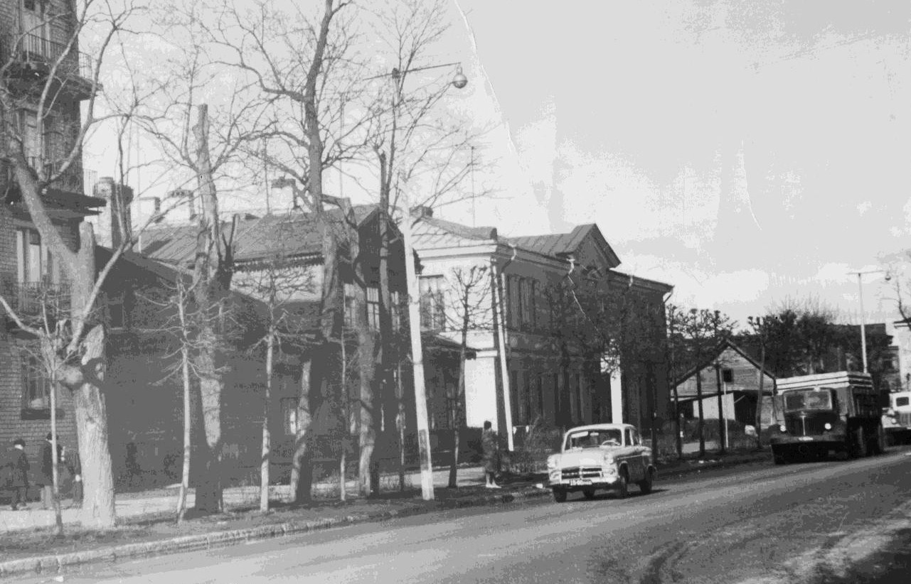 Здание Гатчинского Педагогического училища (в центре, каменное двухэтажное).
Фото 1960-х годов