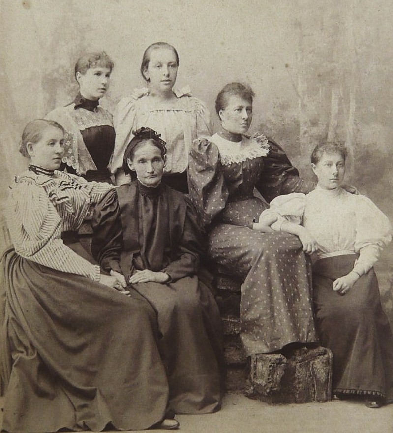 Домна Афанасьевна Бобашинская (урожденная Орехова) с дочерьми. Крайняя слева во втором ряду - Екатерина Иосифовна Бобашинская (в замужестве – Соллертинская)