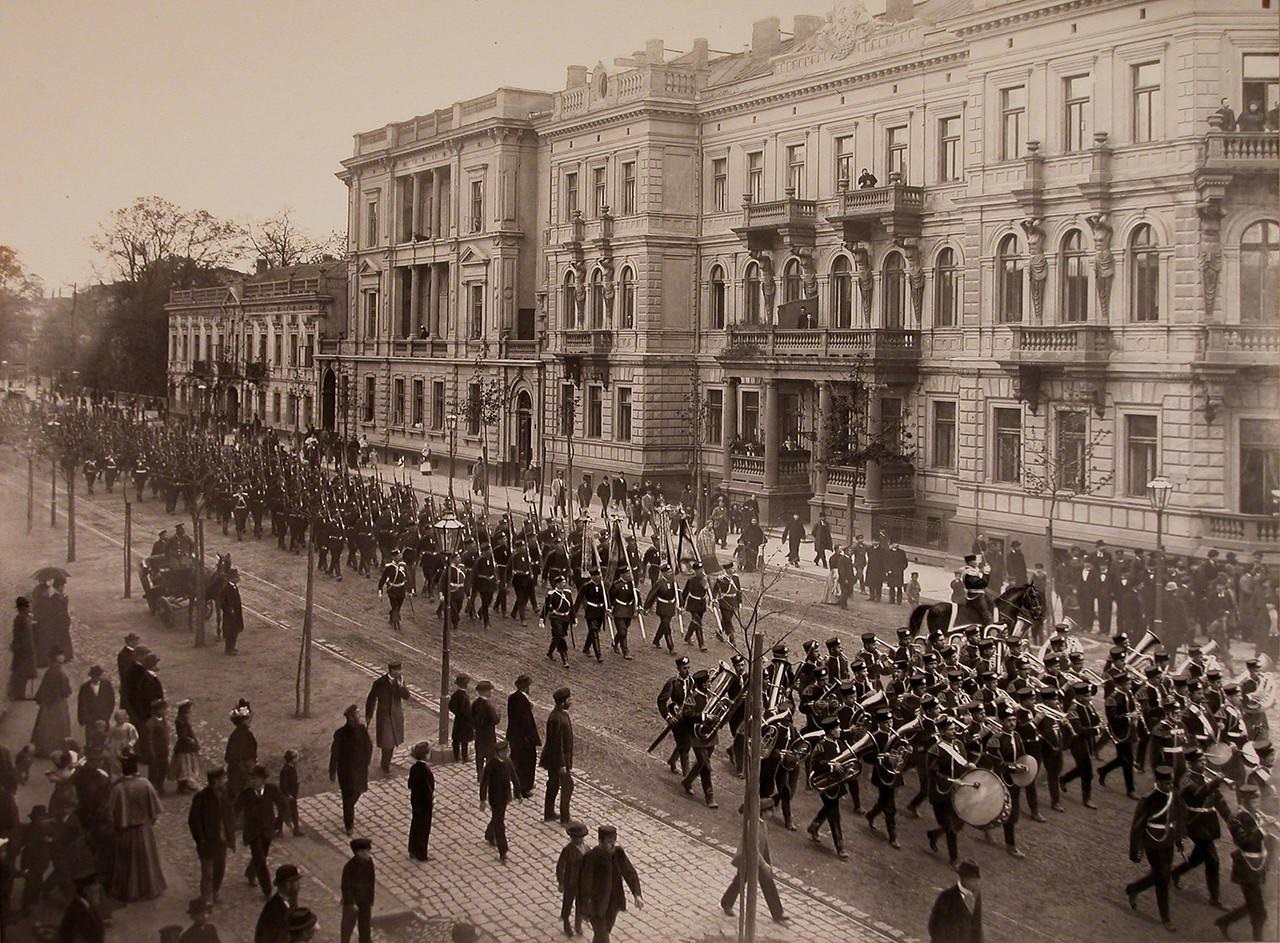 Парад лейб-гвардии Санкт-Петербургского Короля Фридриха-Вильгельма III полка.
Варшава. 1897 год