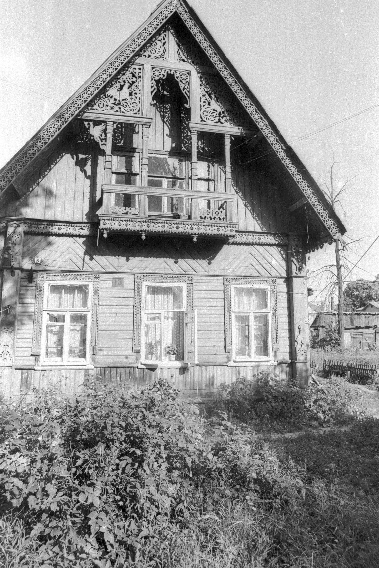 Дом № 13-а на улице Урицкого.
Так называемый «Дом с петухами». Утрачен