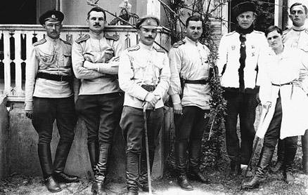 Генерал Я.А. Слащёв (третий справа) среди офицеров своего штаба.
Вторая справа: Н.Н. Нечволодова. Апрель-май 1920 года